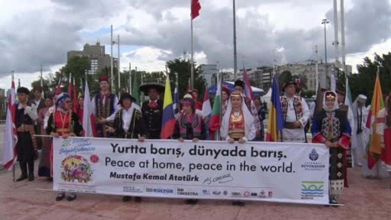 Büyükçekmece Kültür ve Sanat Festivali’nin çelenk takdim töreni, Taksim Cumhuriyet Anıtı önünde...