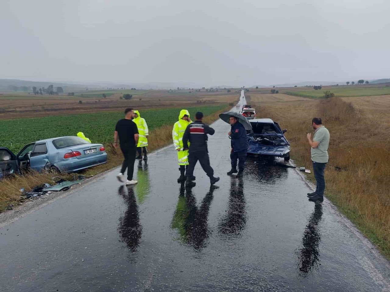 KASTAMONU’NUN DEVREKANİ İLÇESİNDE YAĞIŞ NEDENİYLE KAYGANLAŞAN YOLDA KONTROLDEN ÇIKAN İKİ OTOMOBİL...