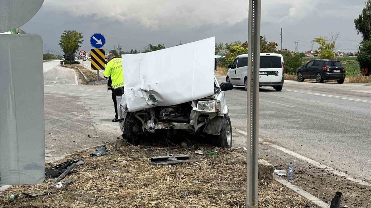 KONYA’DA İKİ OTOMOBİLİN ÇARPIŞMASI SONUCU MEYDANA GELEN TRAFİK KAZASINDA 1’İ AĞIR 5 KİŞİ...