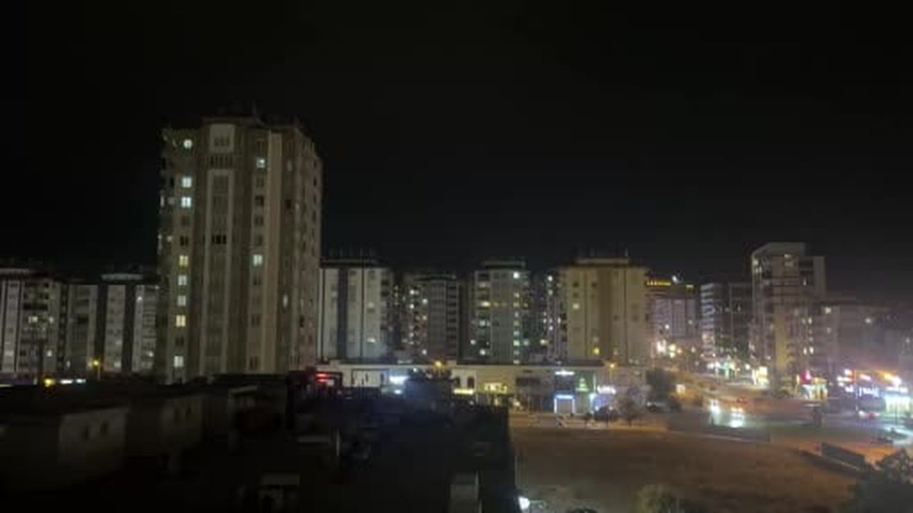 Gaziantep’te şimşekler geceyi aydınlattı