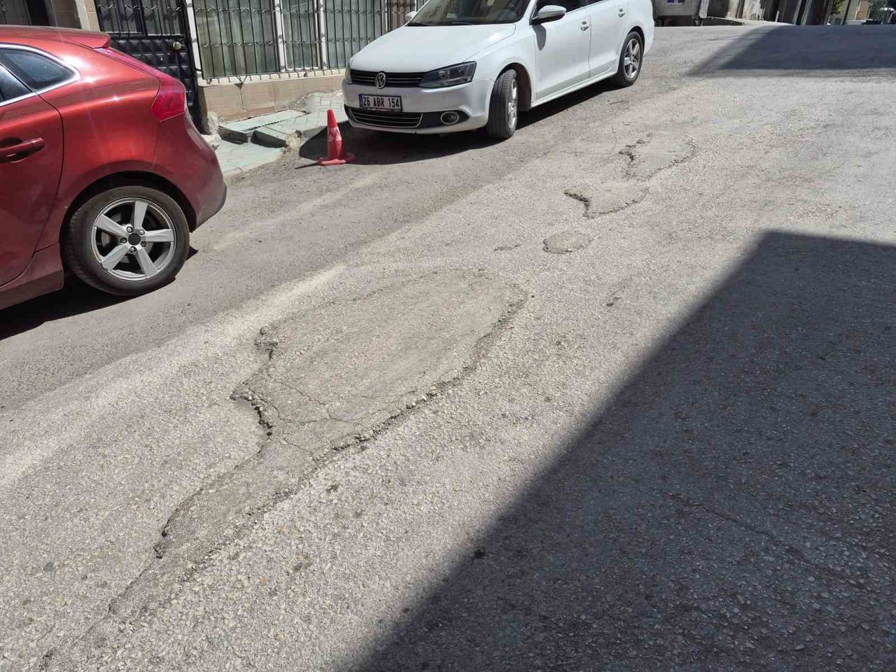 ESKİŞEHİR’İN KURTULUŞ MAHALLESİ’NDEKİ BOZUK YOLLAR SÜRÜCÜLERE ZORLUK YAŞATIYOR.