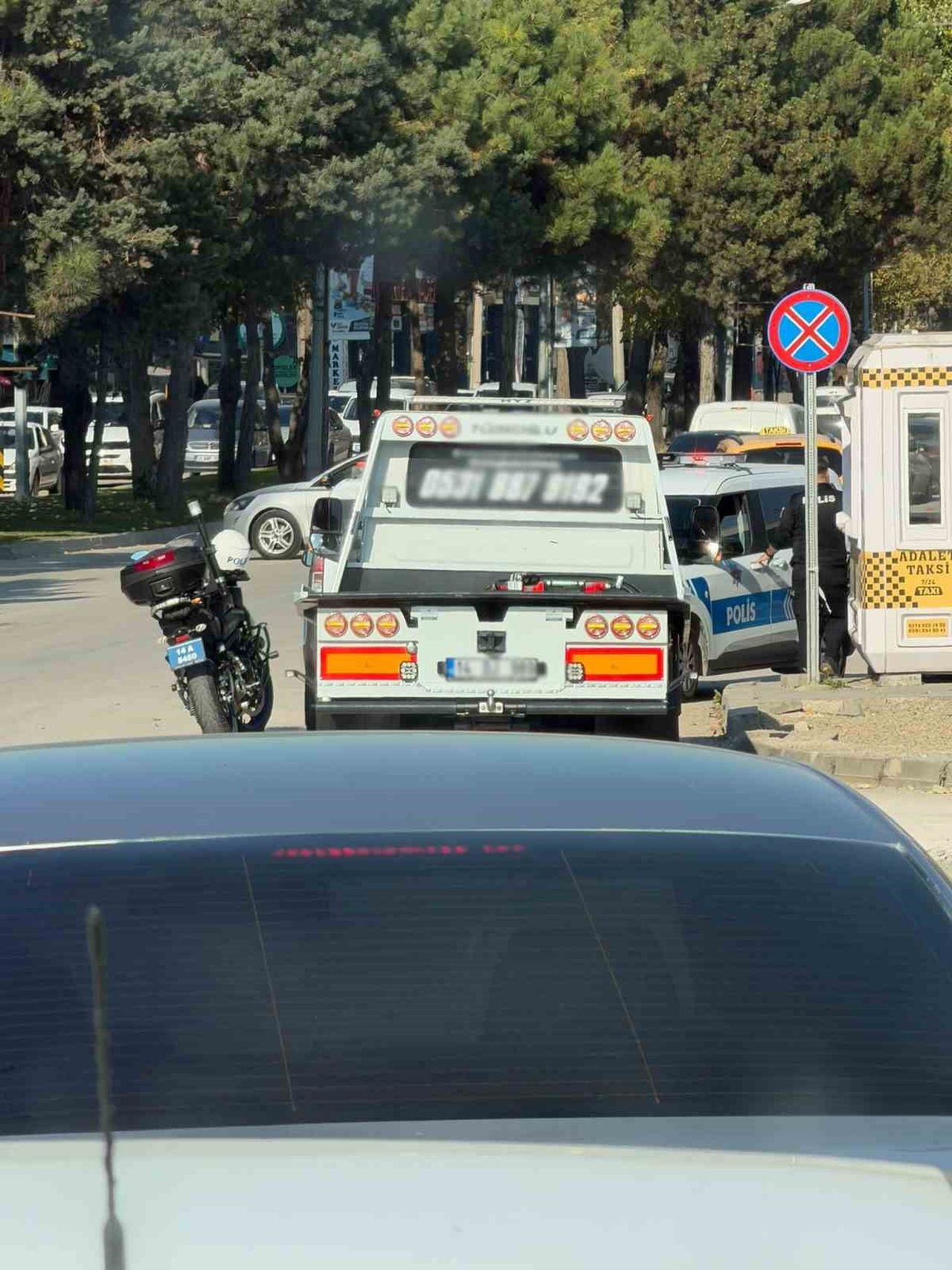 BOLU’DA OTO KURTARICI ARACINA BAŞKA BİR ARACA AİT PLAKA TAKTIĞI BELİRLENEN SÜRÜCÜYE POLİS EKİPLERİ...