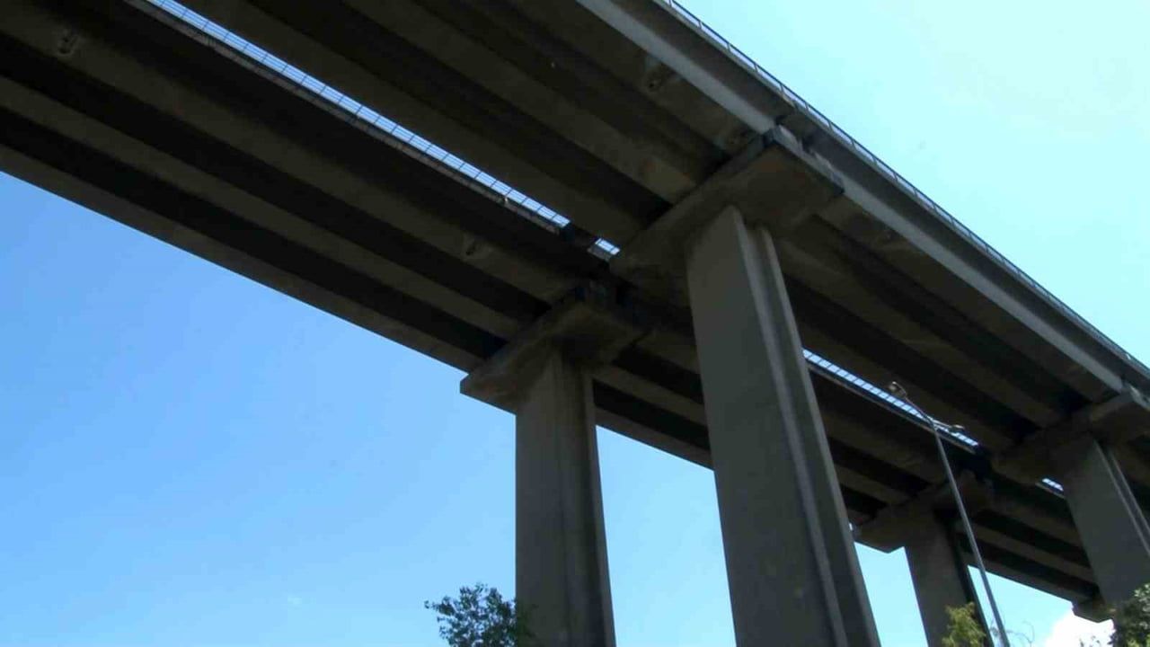 EYÜPSULTAN İLÇESİNDE VİYADÜKTEN DÖKÜLEN BETON PARÇALARI PARK HALİNDEKİ OTOMOBİLİN ÜZERİNE...