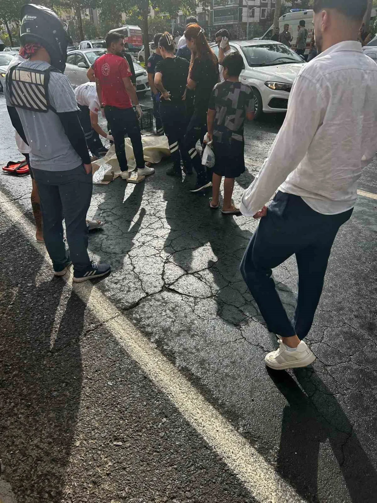 DİYARBAKIR'IN KAYAPINAR İLÇESİNDE YOLUN KARŞISINA GEÇMEYE ÇALIŞAN ŞAHIS, OTOMOBİL ÇARPMASI SONUCU...