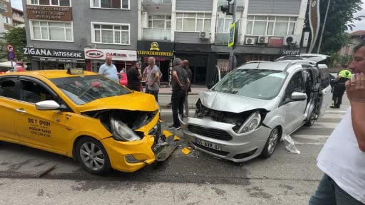 Samsun'da hafif ticari araçla taksi kafa kafaya çarpıştı: 2 yaralı