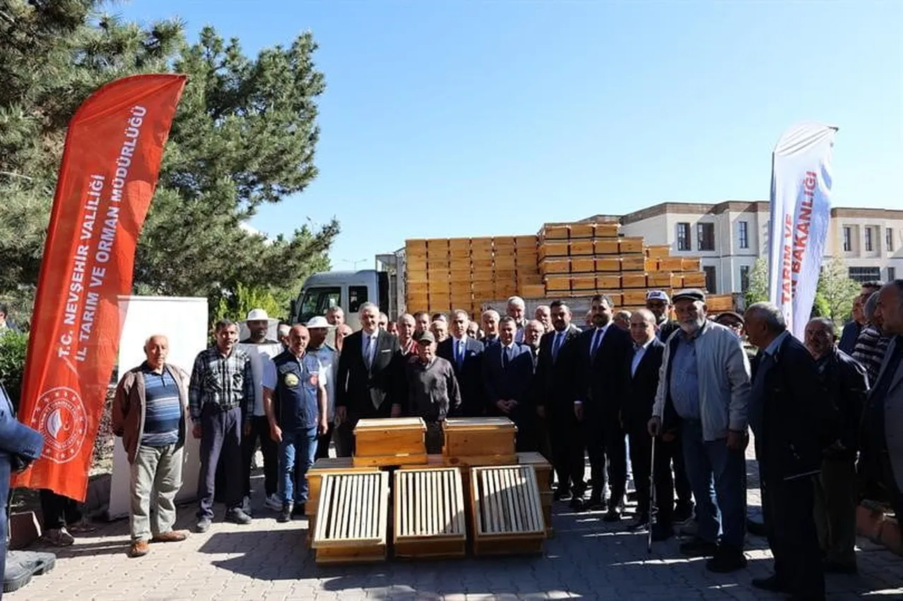 AKS’YE KAYITLI AKTİF 80 ARICIYA KİŞİ BAŞI 5 ADET OLMAK ÜZERE TOPLAM 400 ADET BOŞ KOVAN...
