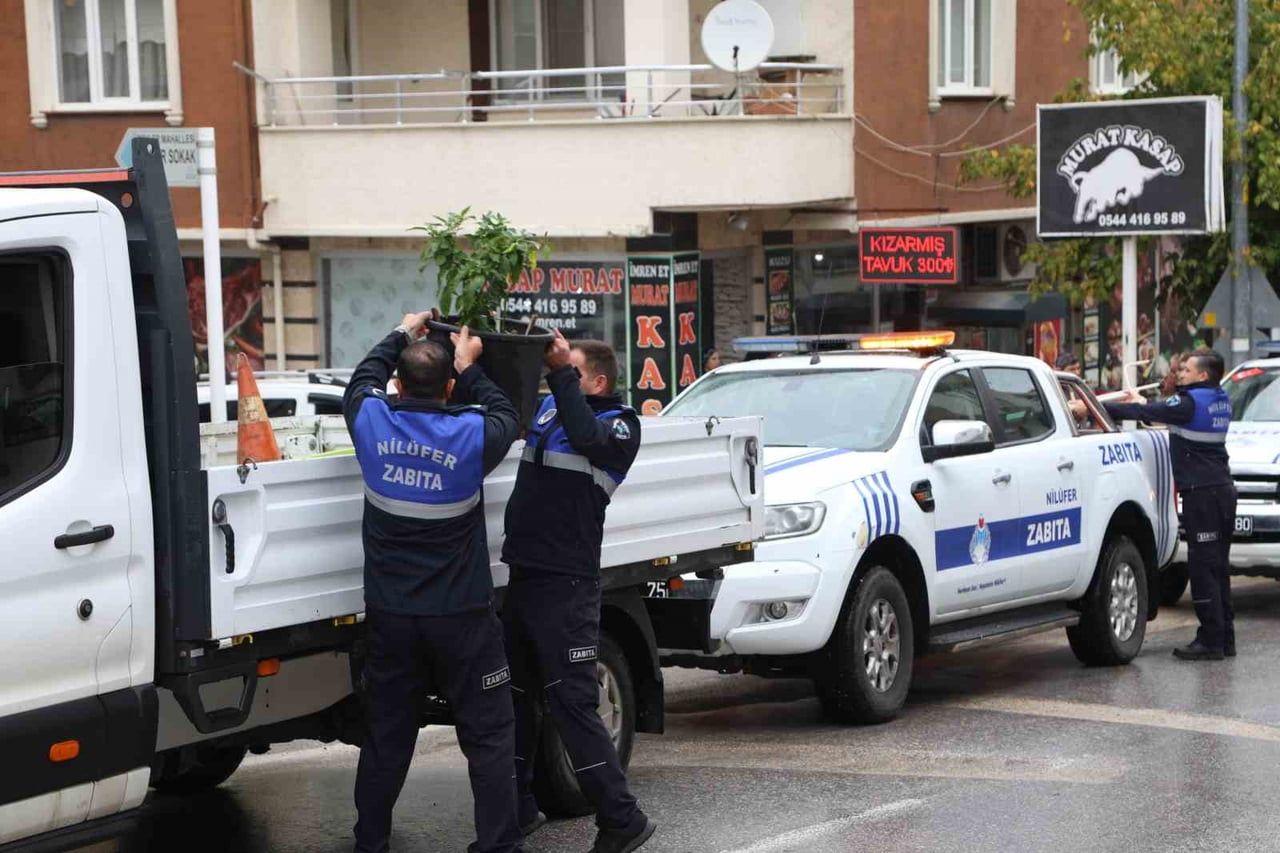 NİLÜFER BELEDİYESİ EKİPLERİ; YAYA, BİSİKLET VE ENGELLİ YOLLARINI KAPATAN TABELA, DUBA VE REKLAM...