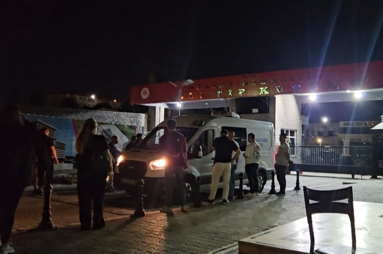 SARIYER'DEKİ EVİNDE ÖLÜ BULUNAN 2021 MASTERCHEF ŞAMPİYONU EREN KAŞIKÇI'NIN CENAZESİ ADLİ TIP...