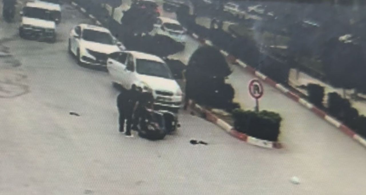 OSMANİYE'NİN KADİRLİ İLÇESİNDE KAVŞAKTA DÖNÜŞ YAPAN OTOMOBİLE MOTOSİKLETİN YANDAN ÇARPMASI SONUCU...