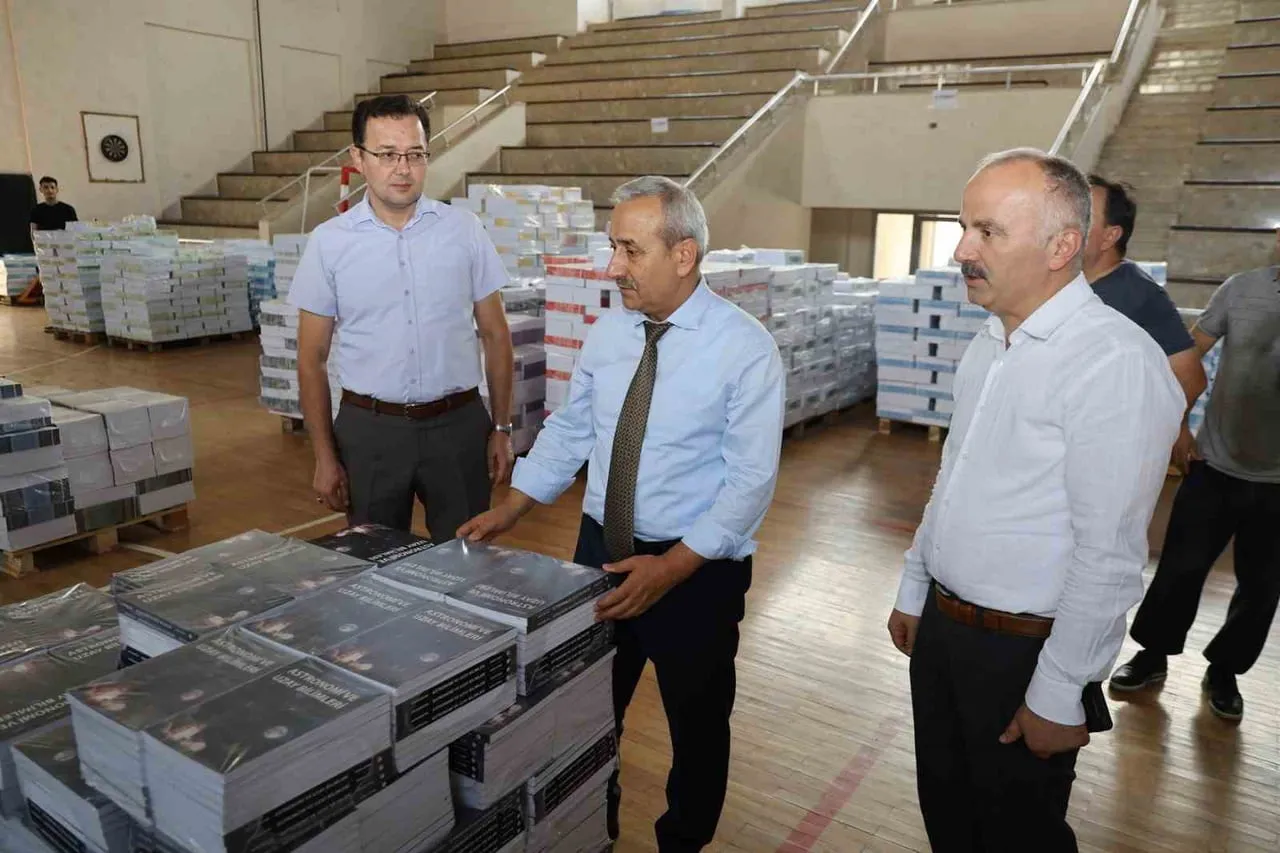 KARABÜK'TE ÖĞRENCİLERİN DERS KİTABI İHTİYACININ ÜCRETSİZ GİDERİLMESİ AMACIYLA 2026-2027...