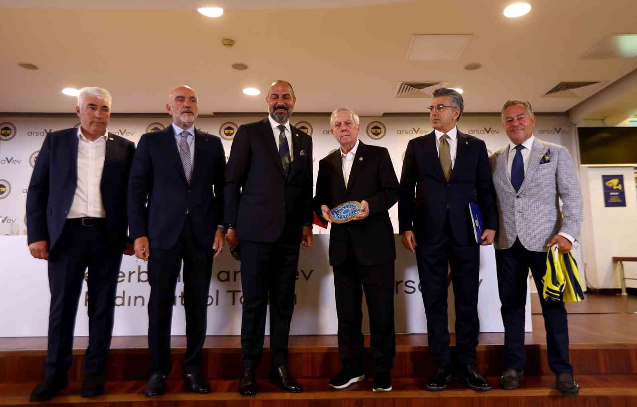 FENERBAHÇE KADIN FUTBOL TAKIMI’NIN İSİM VE FORMA GÖĞÜS SPONSORU İLE DEVAM EDEN İŞ BİRLİĞİNİN BASIN...
