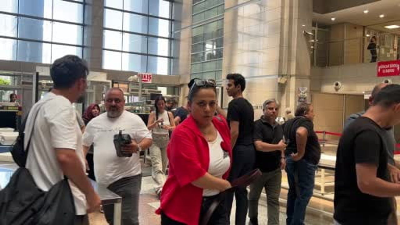 Oyuncu İrem Helvacıoğlu, "Ahbaplar Suç Örgütü" soruşturması kapsamında ifade vermek üzere İstanbul...