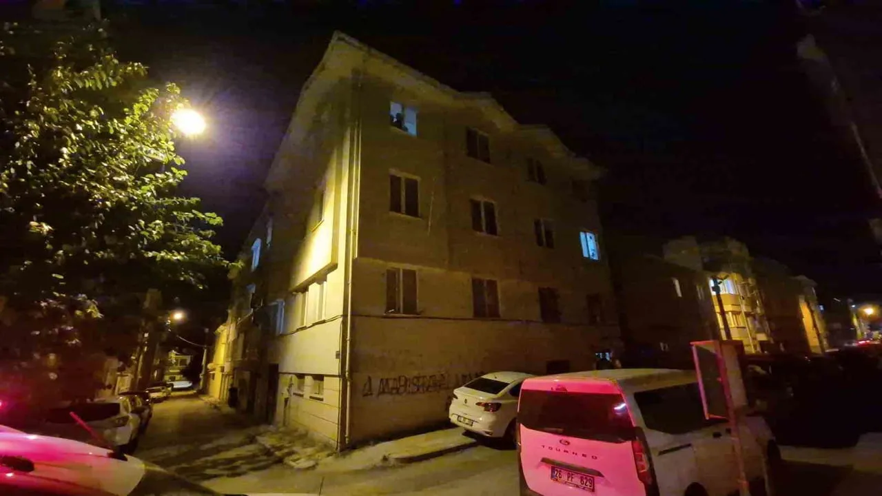ESKİŞEHİR'DE BİR APARTMANIN 2'NCİ KATINDAN DÜŞEREK YARALANAN KİŞİ HASTANEYE KALDIRILDI.