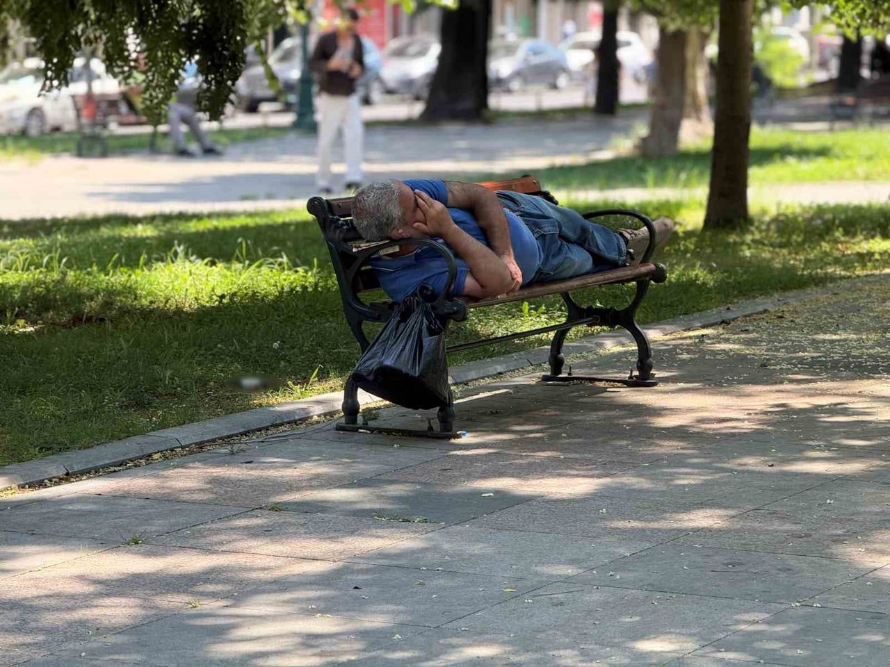İSTANBUL'DA ETKİLİ OLAN KAVURUCU SICAKLAR VE YÜKSEK NEM VATANDAŞLARI BUNALTTI. SERİNLEMEK İSTEYEN...