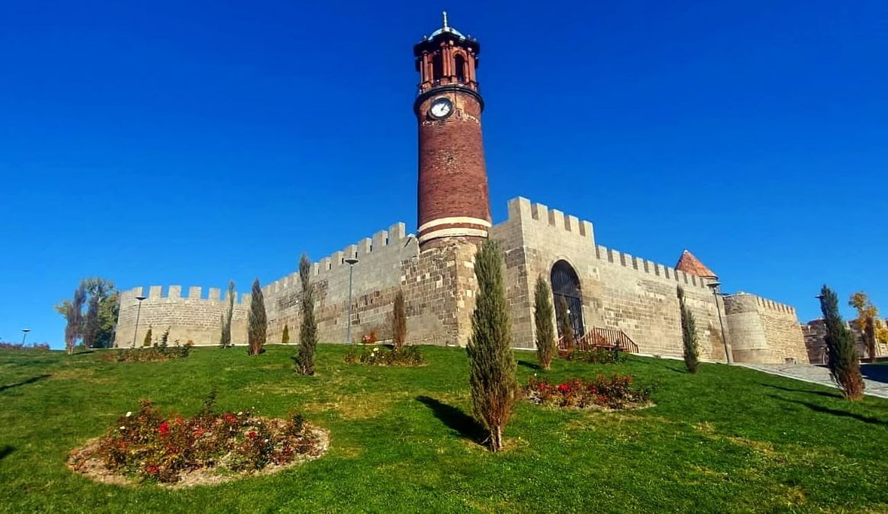 ERZURUM KALESİ İÇERİSİNDE YER ALAN KENTİN SİMGE YAPILARINDAN TARİHİ TEPSİ MİNARE (SAAT KULESİ)...