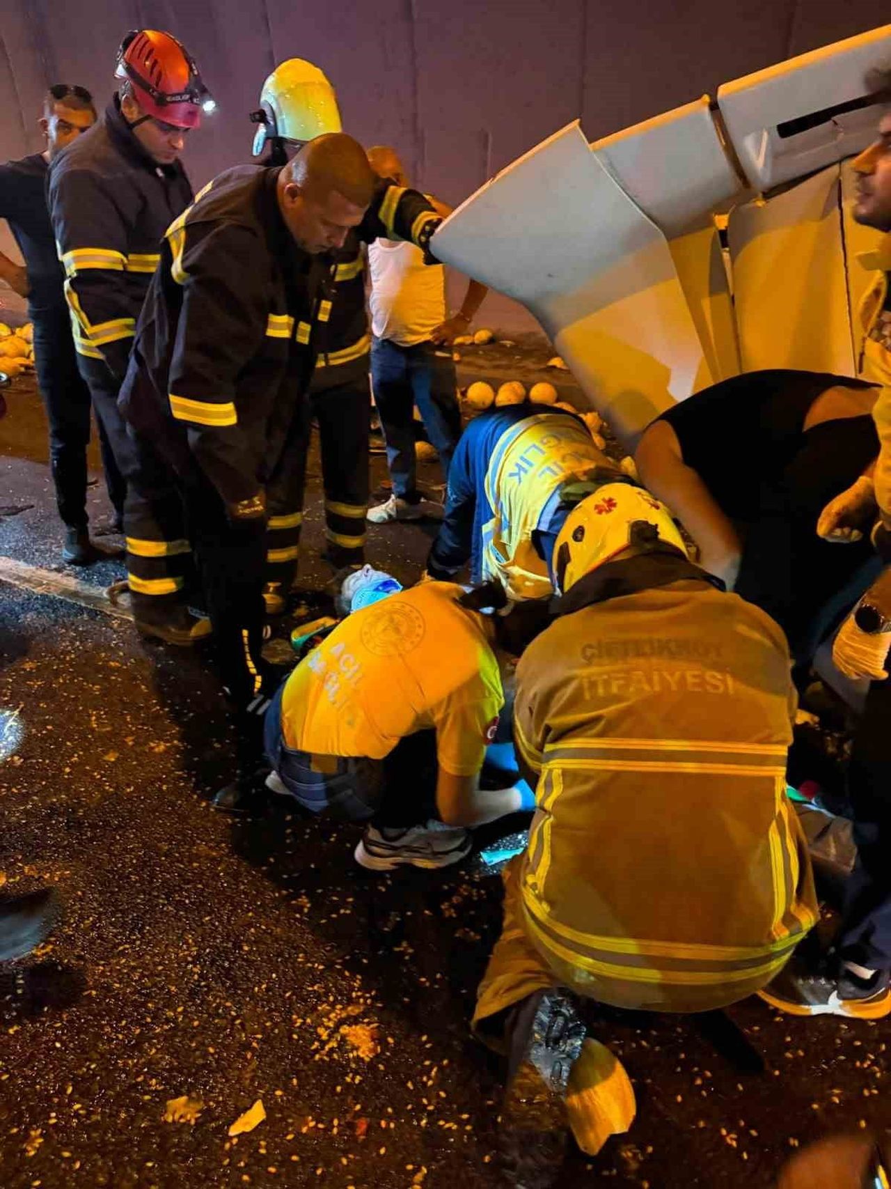 BURSA'DA OTOBANDA ÖNÜNDE SEYREDEN KAMYONA ARKADAN ÇARPAN TIRIN KUPASI DORSEDEN AYRILDI. FECİ...