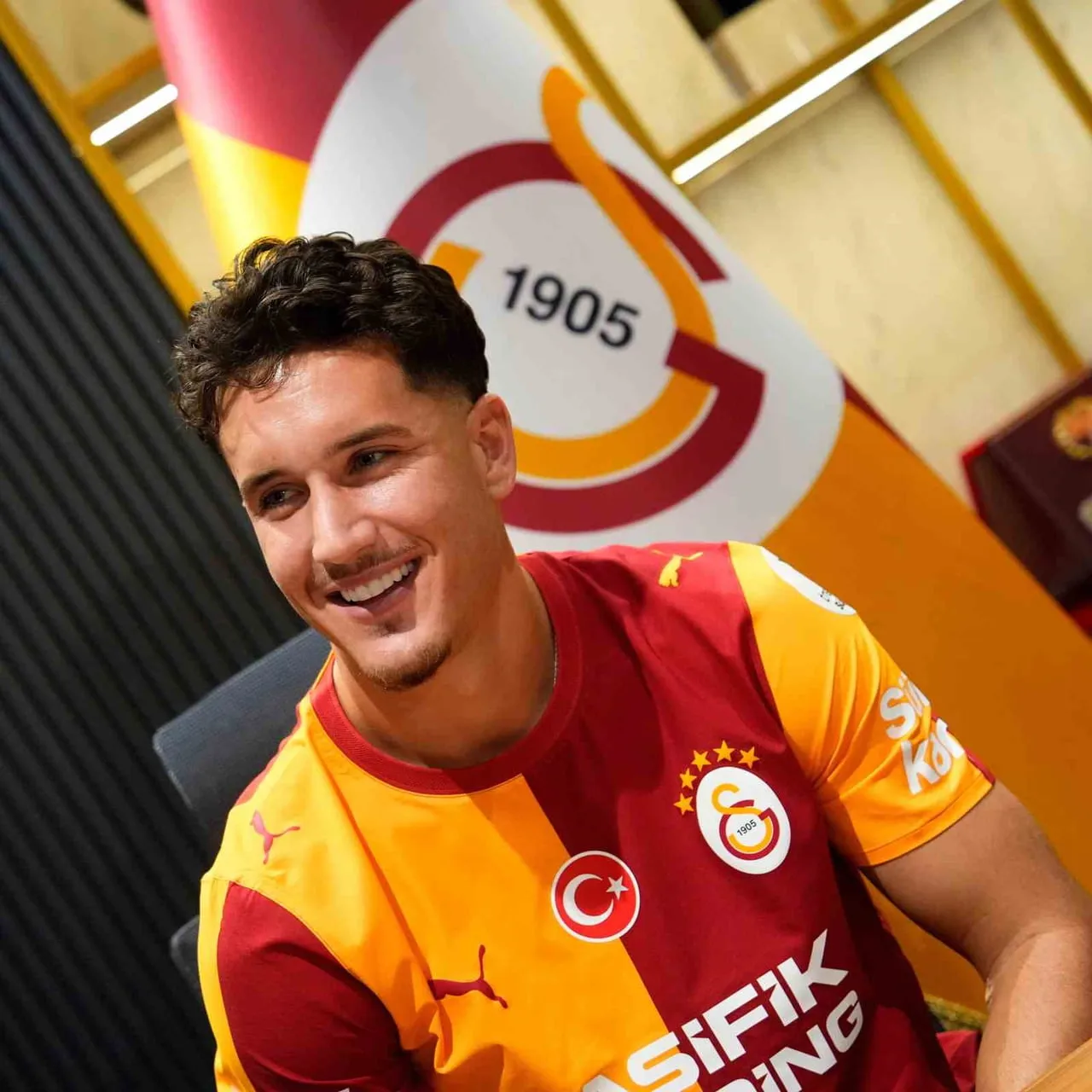GALATASARAY'IN YENİ TRANSFERİ DENİZ GÜL, ÇOCUKLUK HAYALİNİN GERÇEKLEŞTİĞİNİ SÖYLEDİ