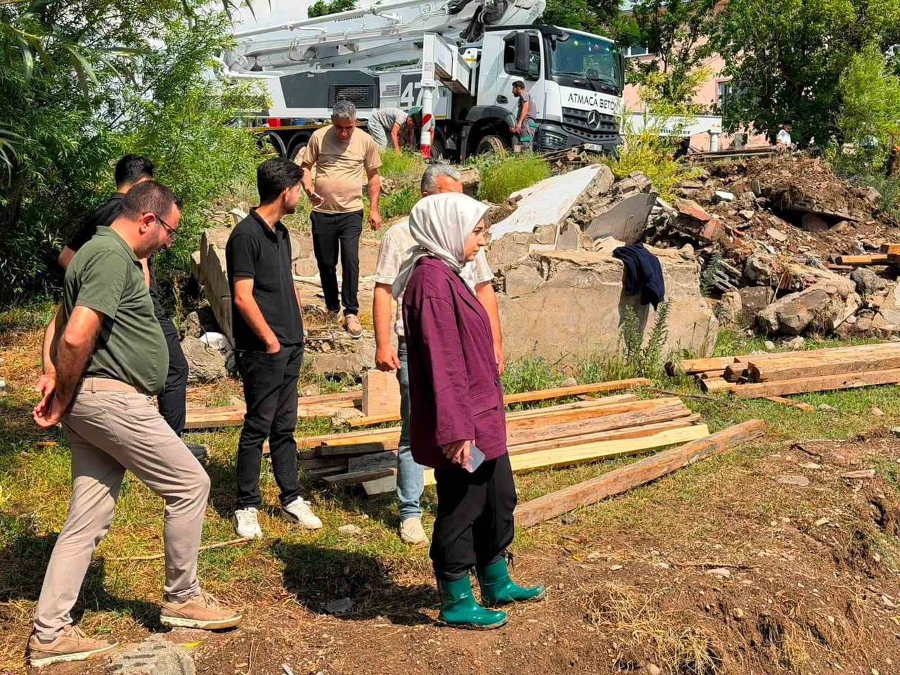 BALIK TESİSİ ŞANTİYESİNDE ÇİZMELERİNİ GİYEREK İNCELEMELERDE BULUNAN KAYMAKAM KILIÇ'IN GÖRÜNTÜLERİ...