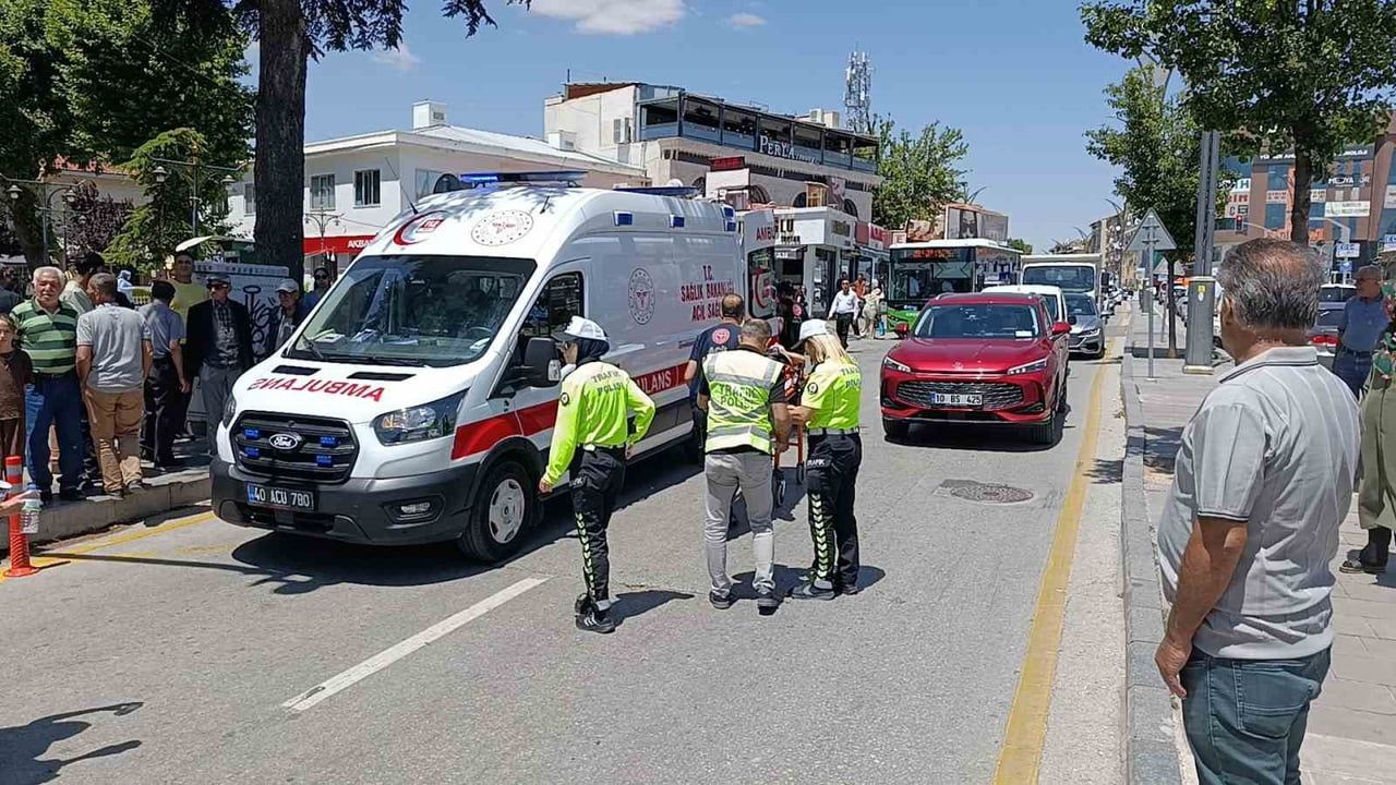 KIRŞEHİR'DE KARŞIDAN KARŞIYA GEÇMEK İSTEYEN BİR YAYAYA OTOMOBİL ÇARPTI.