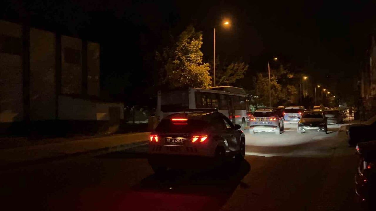 KAYSERİ’NİN KOCASİNAN İLÇESİNDE ÇIKAN KAVGADA 16 YAŞINDAKİ ÇOCUK YÜZÜNDEN YARALANIRKEN, OLAYIN...