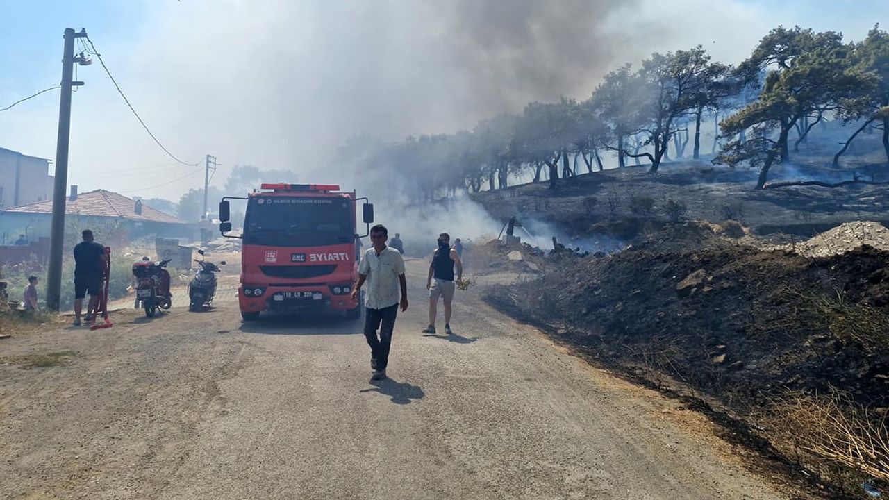 KAZDAĞLARI'NIN ETEKLERİNDE ÇIKAN YANGIN, YERLEŞİM BİRİMLERİNE KADAR YAKLAŞTI.