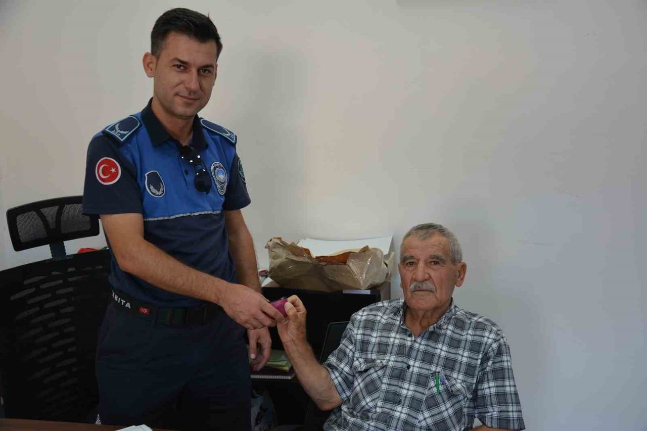 MANİSA'NIN DEMİRCİ İLÇESİNDE 74 YAŞINDAKİ KIBRIS GAZİSİ AHMET ÜNALAN, PİYASA DEĞERİ YAKLAŞIK 400...