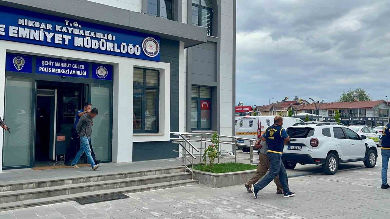 TOKAT’TA BİR OTO LASTİK İŞ YERİNDEN ÇALINDIĞI BELİRLENEN LASTİKLERLE KAÇAN 4 ŞÜPHELİ, SİVAS’IN...