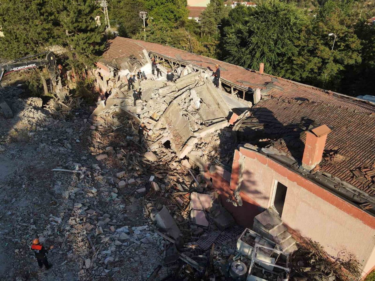 KASTAMONU’DA BİNA GÖÇMESİ SENARYOSUYLA YAPILAN HABERSİZ TATBİKAT GERÇEĞİNİ ARATMADI. TATBİKATTA...