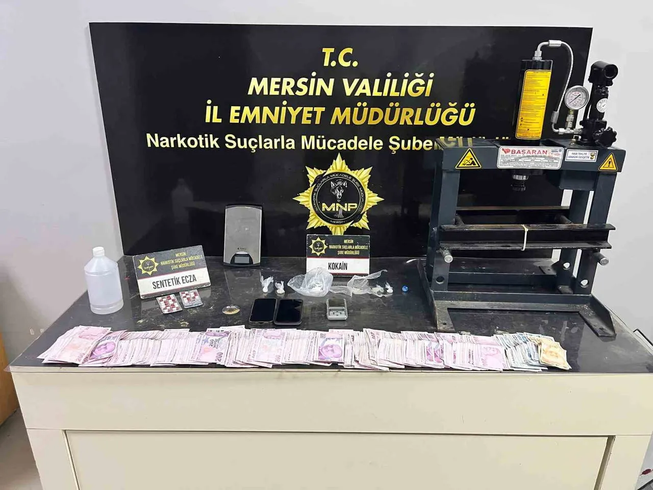 MERSİN’DE UYUŞTURUCU MADDE TİCARETİ YAPTIĞI ÖNE SÜRÜLEN SOKAK SATICILARINA YÖNELİK DÜZENLENEN...