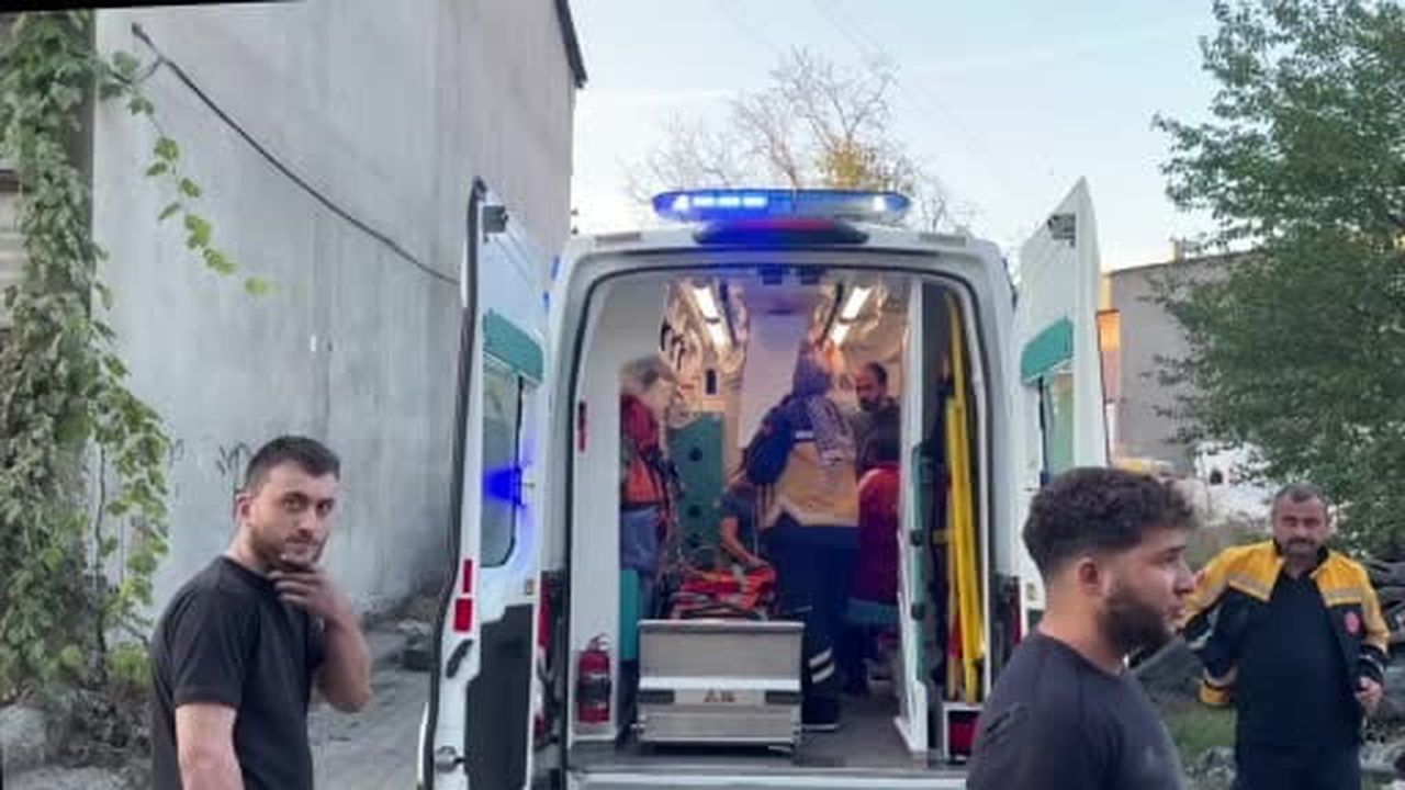 Yol vermek isterken çöp kamyonuyla 10 metrelik şarampole devrildiler: 3 yaralı