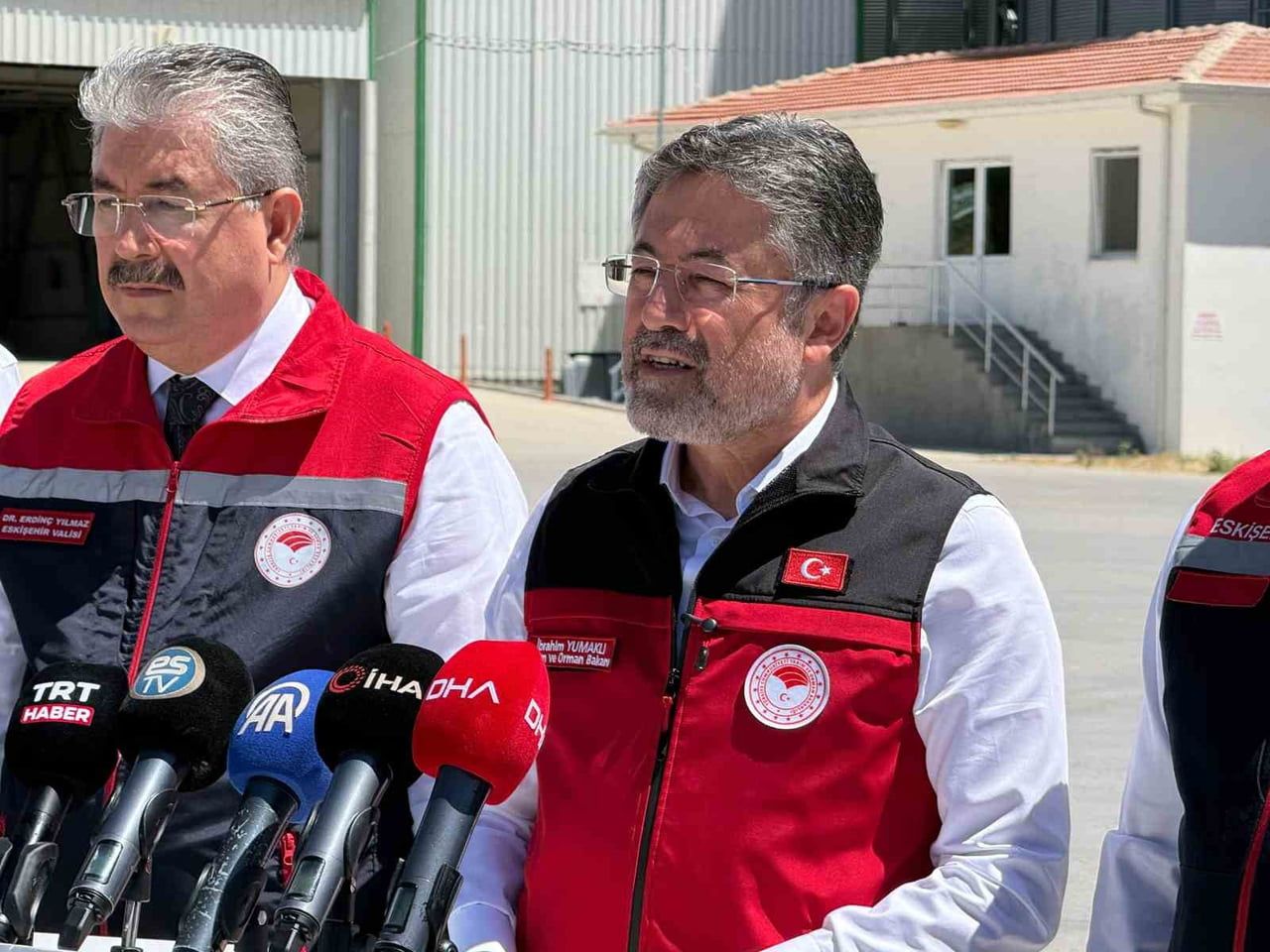 ESKİŞEHİR'İN SİVRİHİSAR İLÇESİNDEKİ TOPRAK MAHSULLERİ OFİSİ'Nİ (TMO) ZİYARET EDEN TARIM VE ORMAN...
