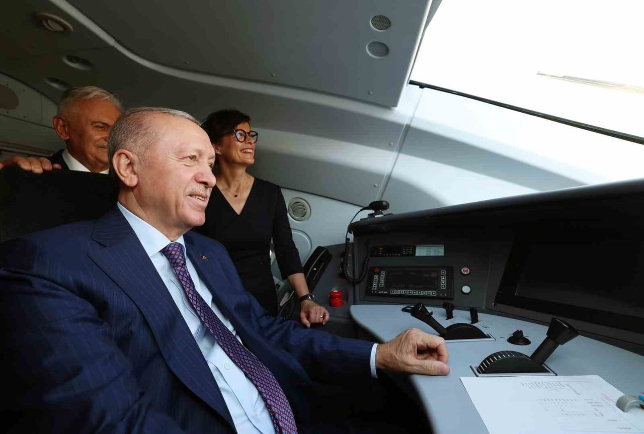 ERDOĞAN VATMAN KOLTUĞUNA GEÇTİ: HIZLI TREN HATTINDA İLK SÜRÜŞÜ YAPTI