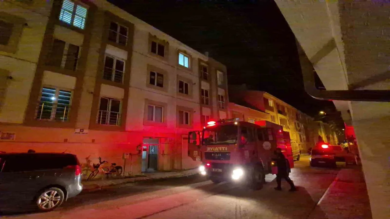 ESKİŞEHİR'DE BİR DAİREDEKİ ASPİRATÖRDEN GELEN PATLAMA SESİ MAHALLEDE PANİĞE SEBEP OLURKEN...
