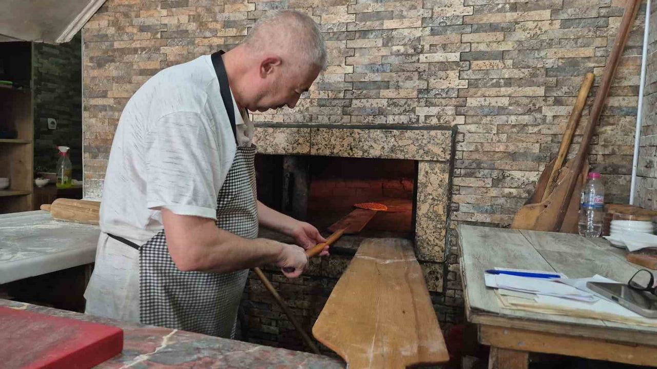 ESKİŞEHİR'DE FIRIN SICAKLIĞININ 400 DERECEYİ AŞMASINA RAĞMEN MESLEĞİNİ YARIM ASIRDIR BÜYÜK BİR...