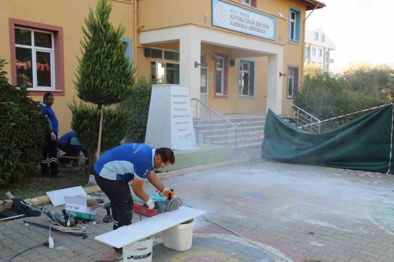MUĞLA BÜYÜKŞEHİR’DEN ZARAR VERİLEN ATATÜRK BÜSTÜNE HIZLI MÜDAHALE
