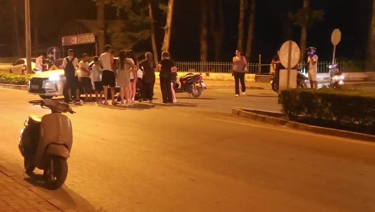 ANTALYA'NIN MANAVGAT İLÇESİ'NDE  MANEVRA YAPARAK DÖNMEYE ÇALIŞAN OTOMOBİLE MOTOSİKLETİN ÇARPMASI...