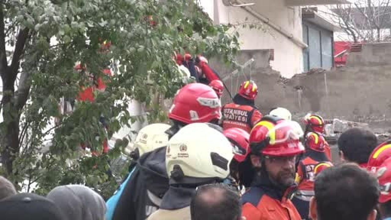Maltepe'de çöken binadan bir kişiyi ekipler böyle çıkarttı