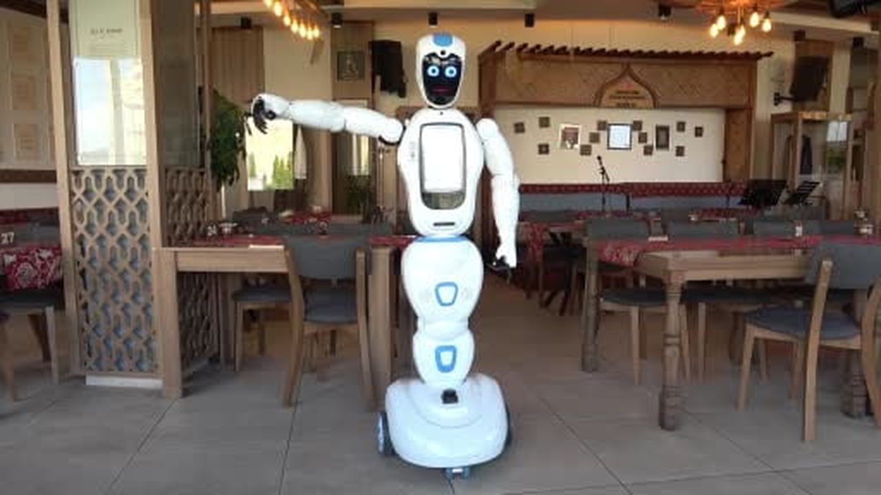 Erzurumlular robot Şukufe'yi çok sevdi: "Ağzı olsa cağ kebabı yiyecek"