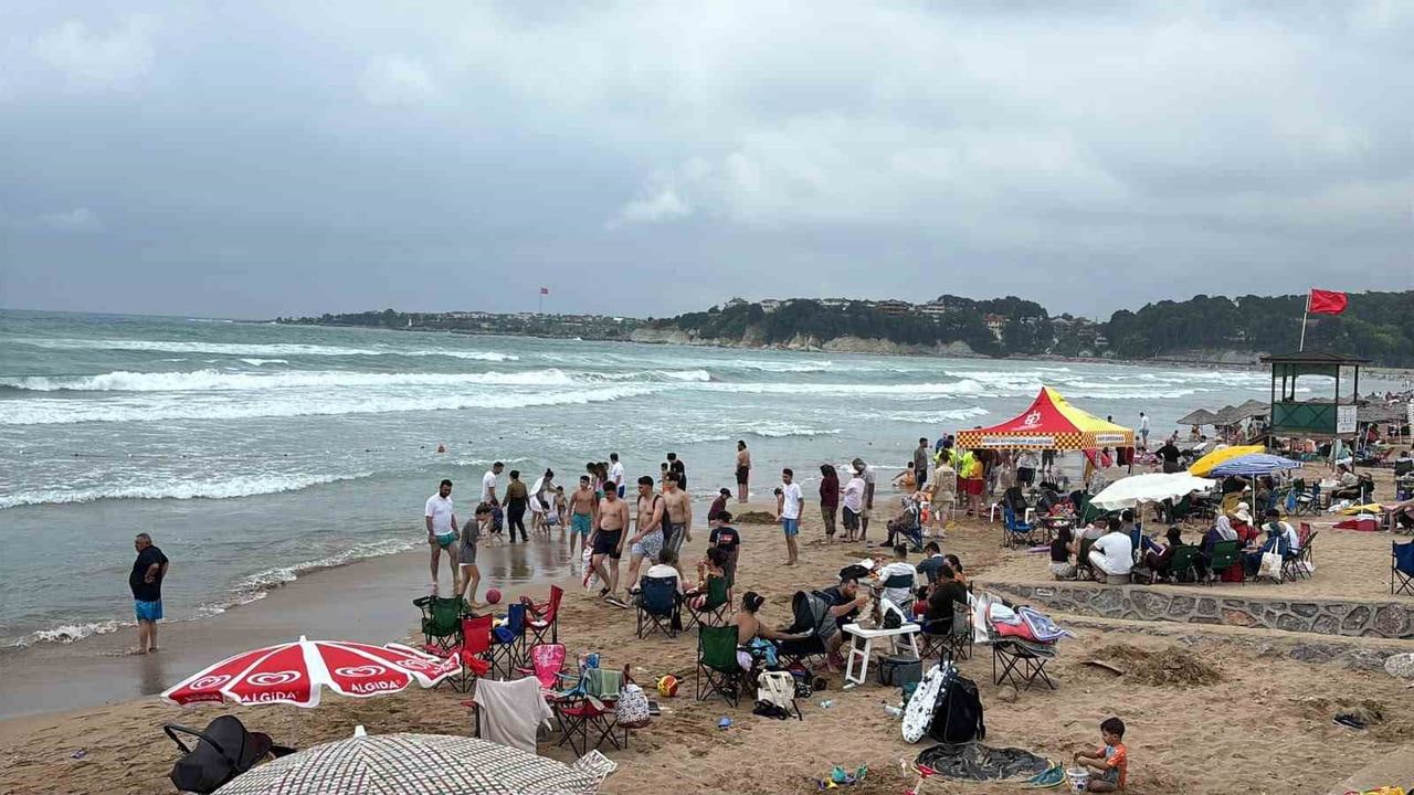 KOCAELİ'NİN KANDIRA İLÇESİNDE DENİZDE BOĞULMA TEHLİKESİ GEÇİREN ABLASINI KURTARMAK İÇİN SUYA GİREN...
