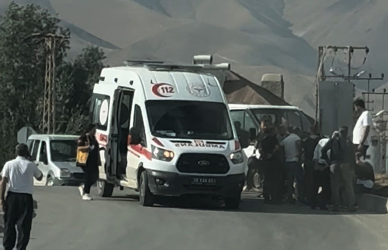 HAKKARİ'NİN YÜKSEKOVA İLÇESİNDE TİCARİ MİNİBÜS İLE PİKABIN ÇARPIŞMASI SONUCU MEYDANA GELEN TRAFİK...
