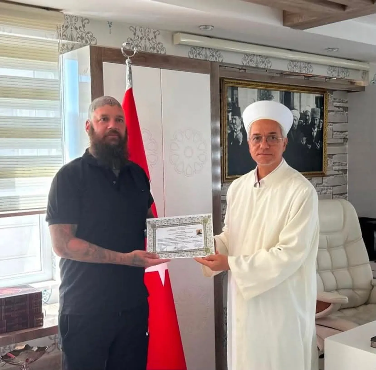 ANTALYA’NIN MANAVGAT İLÇESİNE TATİL İÇİN GELEN MACARİSTAN UYRUKLU PETRİN KORNEL (42), KUR’AN-I...
