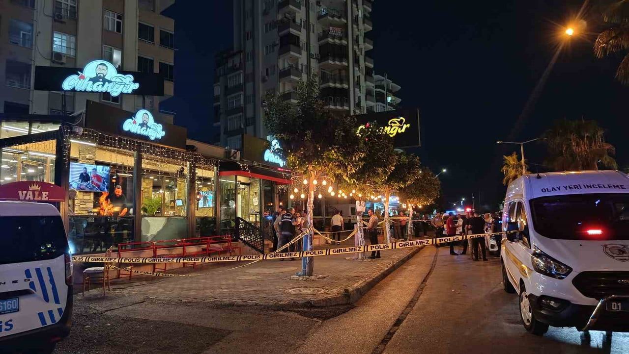 ADANA'DA MOTOSİKLETLE GELEN KAPÜŞONLU 2 ŞÜPHELİNİN BİR KEBAPÇIYA TABANCAYLA DÜZENLEDİĞİ SİLAHLI...