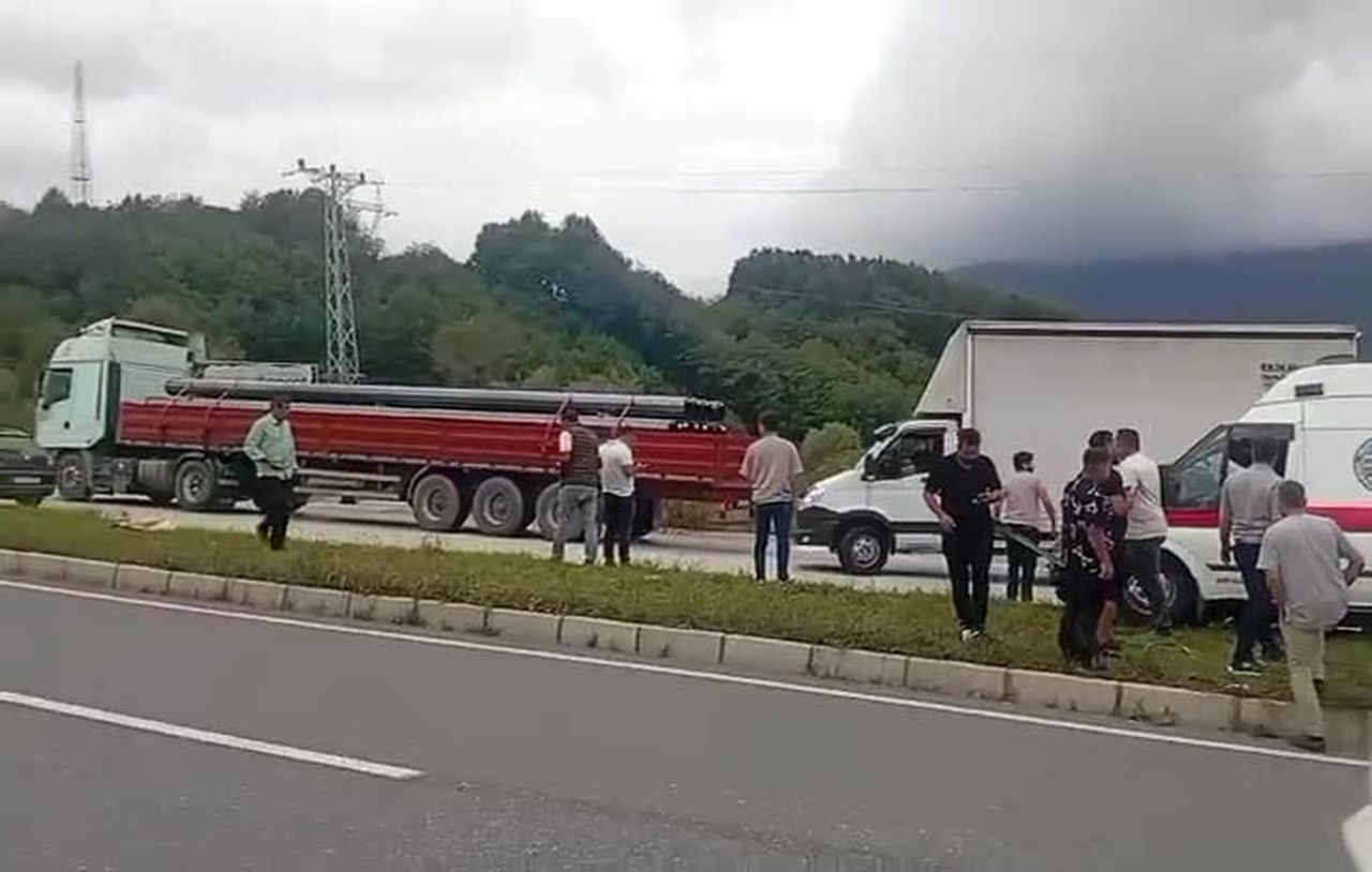 DÜZCE D655 KARAYOLU KURTKÖY MEVKİİNDE HASTA NAKİL AMBULANSI AYNI İSTİKAMETE GİDEN TIRA ARKADAN...