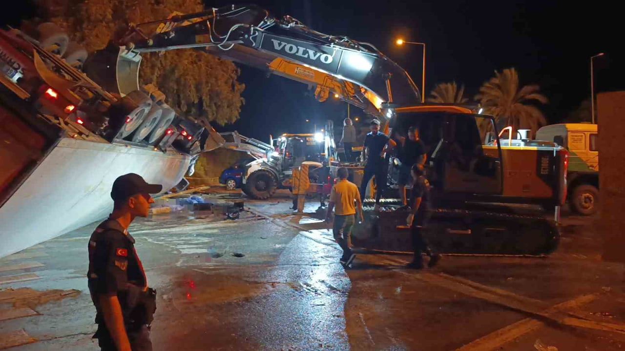 ANTALYA'NIN MANAVGAT İLÇESİNDE SEYİR HALİNDEKİ TIRIN TRAFİK LAMBALARINA VE OTOMOBİLE ÇARPTIKTAN...