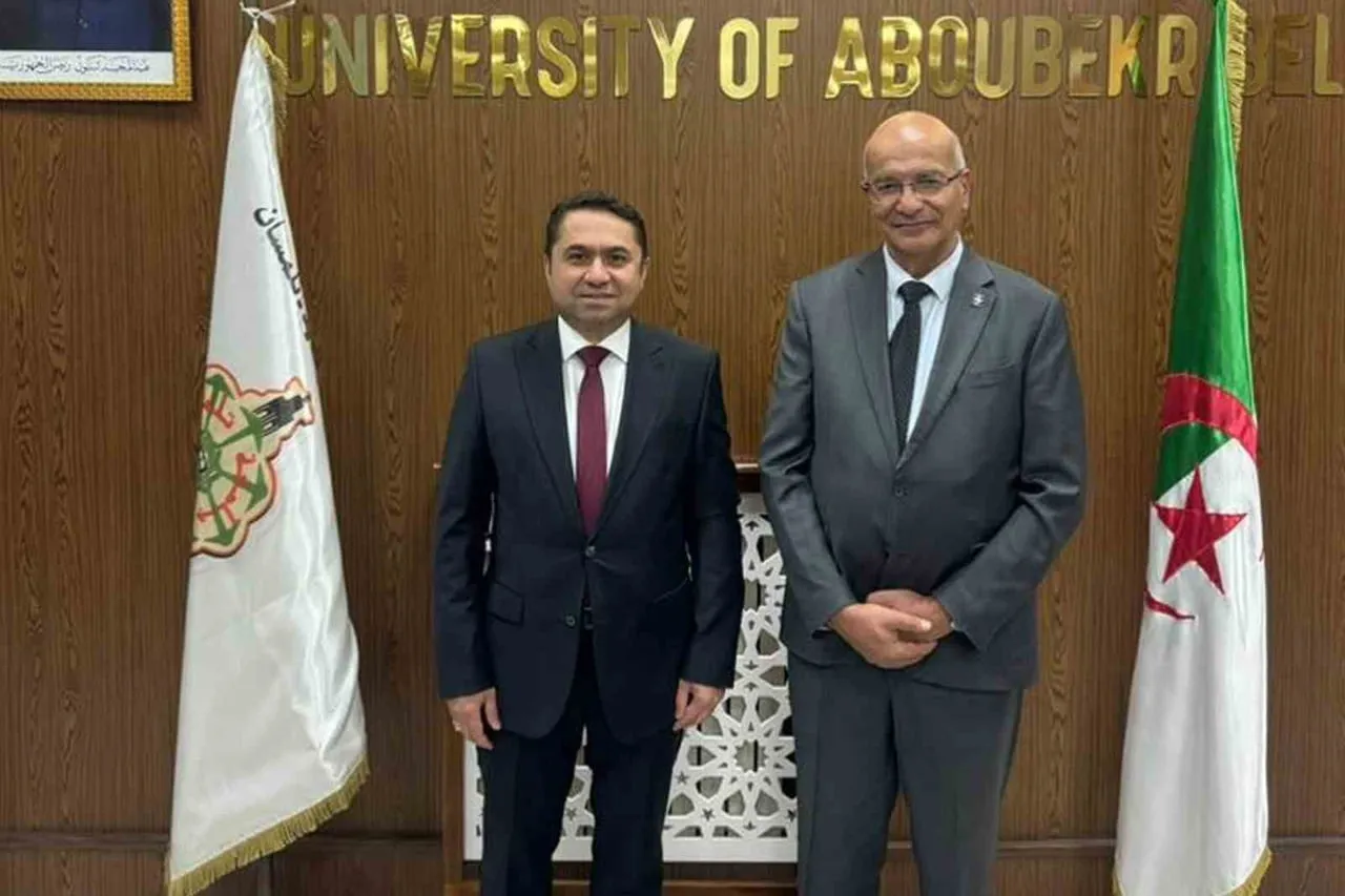 ALKÜ REKTÖRÜ PROF. DR. KENAN AHMET TÜRKDOĞAN (SOLDA), CEZAYİR’DEKİ TLEMCEN ÜNİVERSİTESİNİ ZİYARET...
