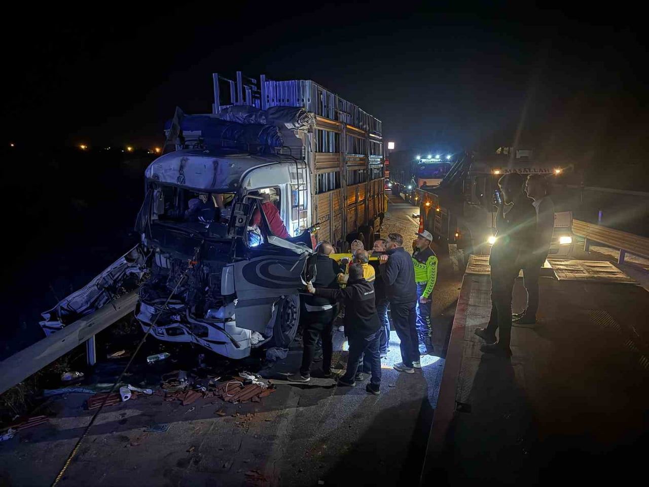 AFYONKARAHİSAR'DA İKİ KAMYONUN ÇARPIŞMASI SONUCU YAŞANAN TRAFİK KAZASINDA SÜRÜCÜLERDEN BİRİ...