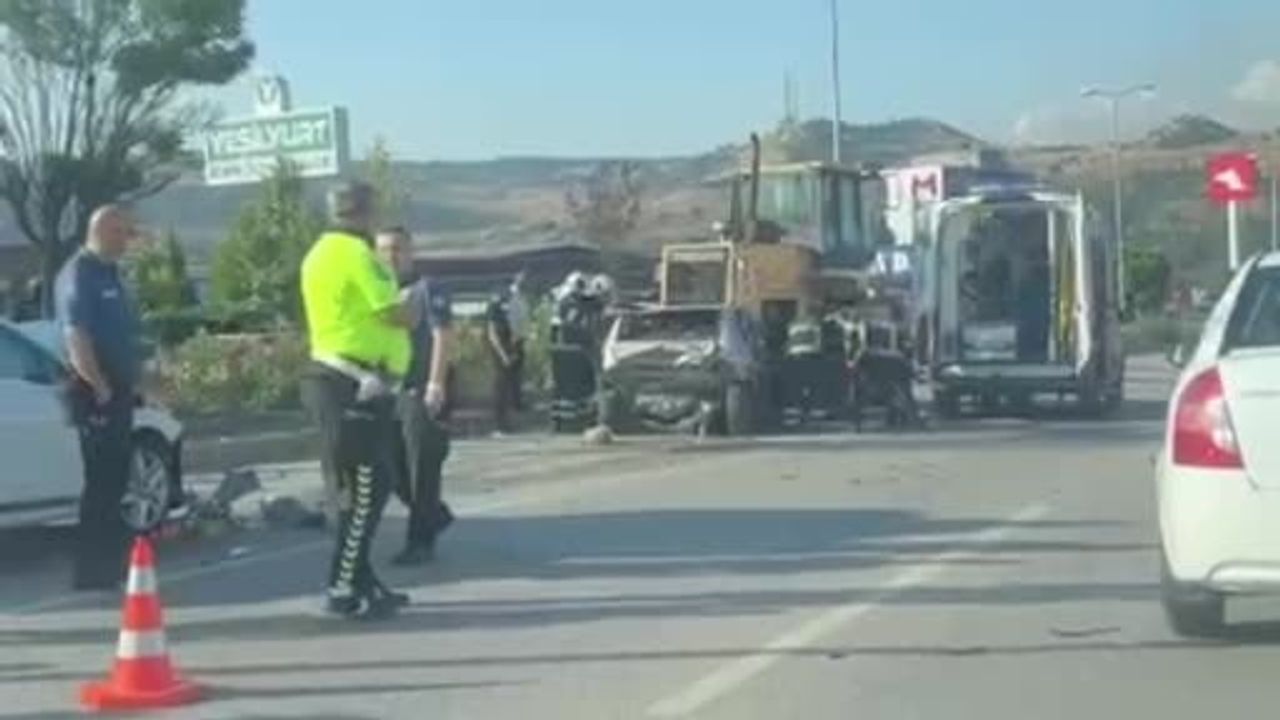 Zincirleme kazada 1'i ağır 2 kişi yaralandı