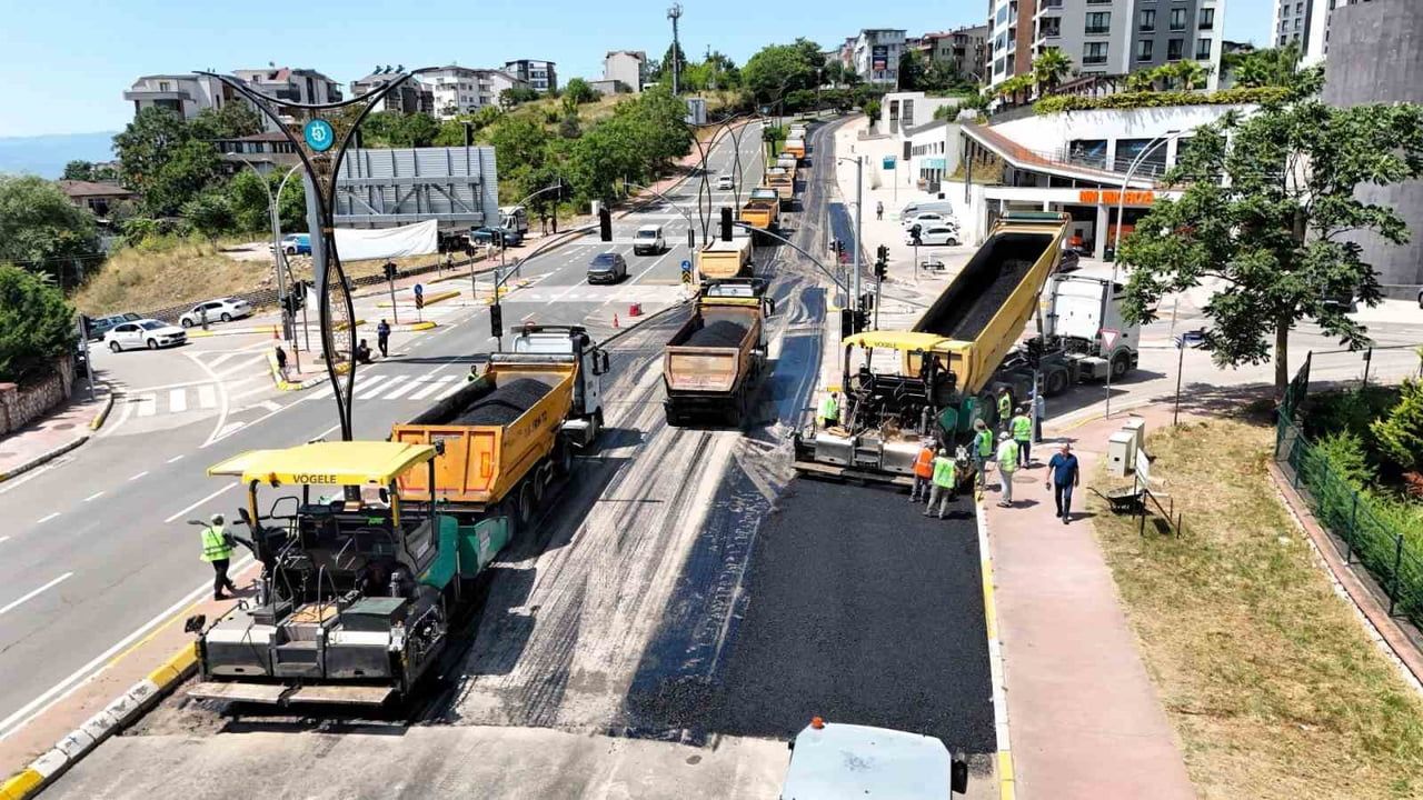 İZMİT'İN EN YOĞUN ULAŞIM GÜZERGAHLARINDAN SANTRAL RAMPASI'NDA YÜRÜTÜLEN KAPSAMLI YENİLEME...