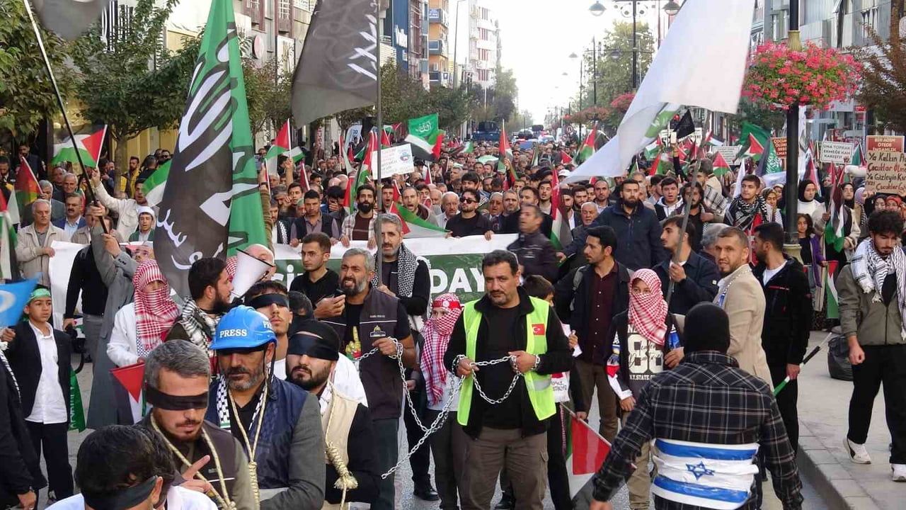 VAN FİLİSTİN’E DESTEK PLATFORMU’NUN ÇAĞRISIYLA BİR ARAYA GELEN BİNLERCE VATANDAŞ, AKSA TUFANI’NIN...