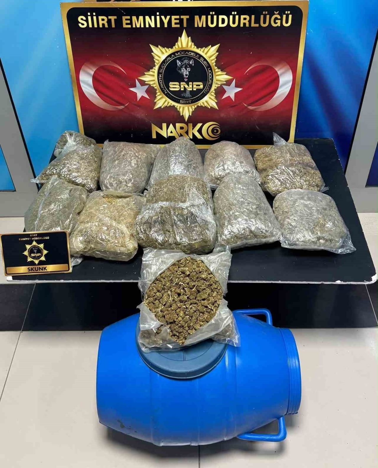 SİİRT'TE DÜZENLENEN OPERASYONDA 5 KİLO 700 GRAM SKUNK MADDESİ ELE GEÇİRİLDİ. OLAYA İLİŞKİN 6 KİŞİ...